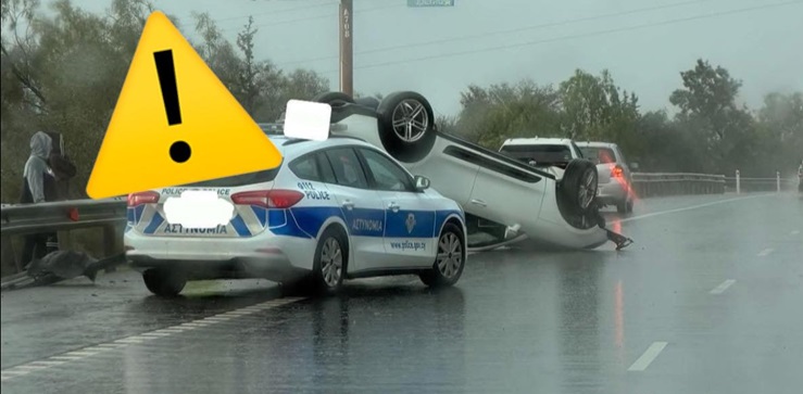 ΦΩΤΟ: Όχημα ανατράπηκε στον αυτοκινητόδρομο – Πυκνή τροχαία κίνηση
