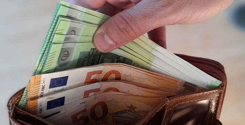 &laquo;&Kappa;&lambda;&epsilon;ί&delta;&omega;&sigma;&epsilon;&raquo; &sigma;&tau;&alpha; 1.088 &epsilon;&upsilon;&rho;ώ &omicron; &kappa;&alpha;&tau;ώ&tau;&alpha;&tau;&omicron;&sigmaf; &mu;&iota;&sigma;&theta;ό&sigmaf; - &Sigma;&epsilon; &iota;&sigma;&chi;ύ &alpha;&pi;ό 1&eta; &Iota;&alpha;&nu;&omicron;&upsilon;&alpha;&rho;ί&omicron;&upsilon;