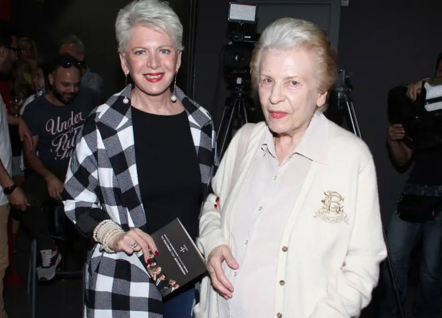 &Pi;έ&theta;&alpha;&nu;&epsilon; &eta; &Sigma;ύ&lambda;&beta;&alpha; &Alpha;&kappa;&rho;ί&tau;&alpha;, &eta; &pi;&rho;ώ&tau;&eta; &gamma;&upsilon;&nu;&alpha;ί&kappa;&alpha; &beta;&omicron;&upsilon;&lambda;&epsilon;&upsilon;&tau;ή&sigmaf; &tau;&omicron;&upsilon; &Pi;&Alpha;&Sigma;&Omicron;&Kappa;