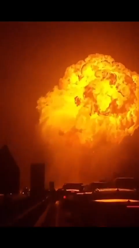 Έκρηξη βυτιοφόρου στην Ιταλία - Πύρινη σφαίρα στο δρόμο Μιλάνο-Νάπολι (BINTEO)