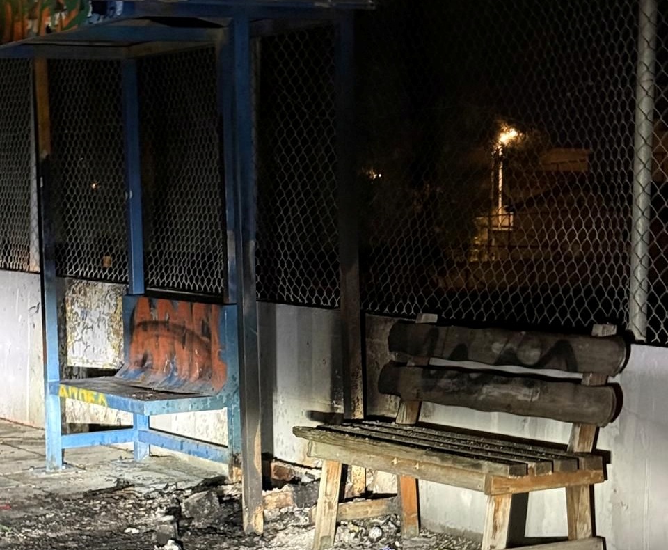 Αραδίππου: Έκαψαν στάση λεωφορείου και κατέστρεψαν χριστουγεννιάτικο διάκοσμο