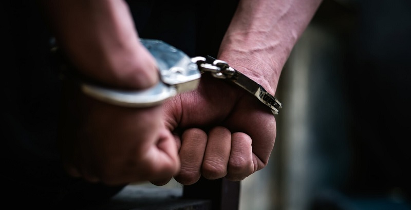 Χειροπέδες σε 28χρονο φυγόδικο – Διέπραξε απόπειρα φόνου το 2021