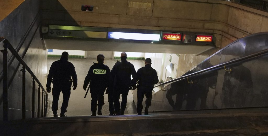 Συναγερμός στη Γαλλία: Νεαρός μαχαίρωσε τρεις γυναίκες στο μετρό του Παρισιού
