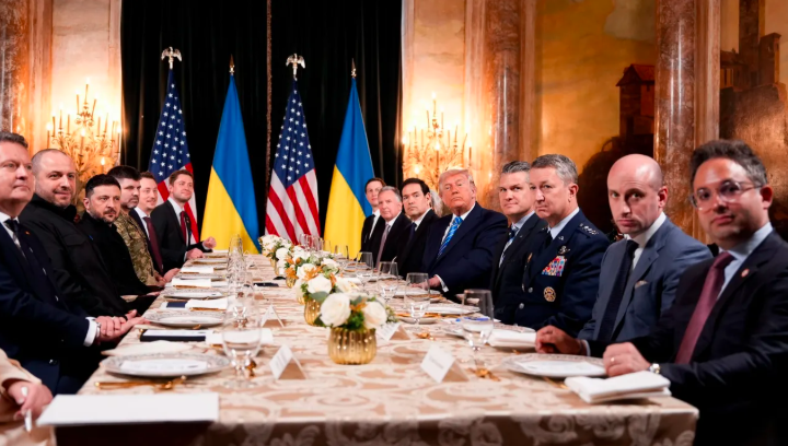 Πάνω από δύο ώρες κρατά η κρίσιμη συνάντηση Τραμπ - Ζελένσκι στη Φλόριντα