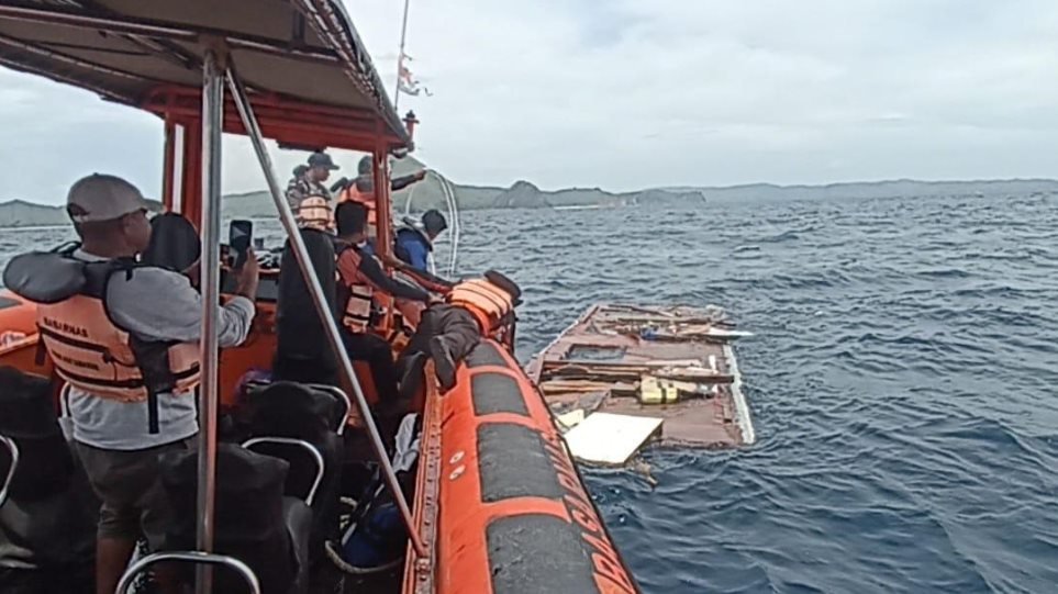Ινδονησία: Βρέθηκε σορός γυναίκας κατά τις έρευνες για το ναυάγιο με προπονητή