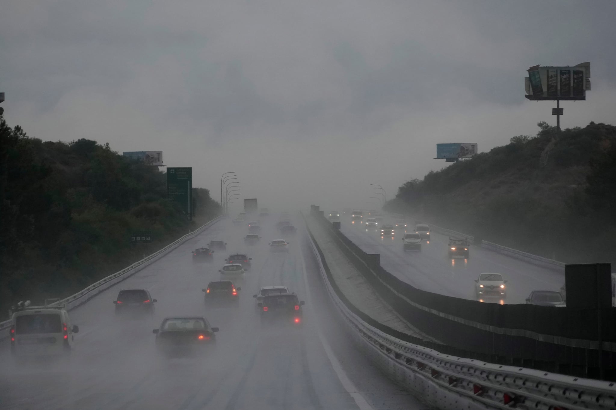 Συσσώρευση νερου στον αυτο/δρομο Λ/σού – Πάφου λόγω έντονων βροχοπτώσεων