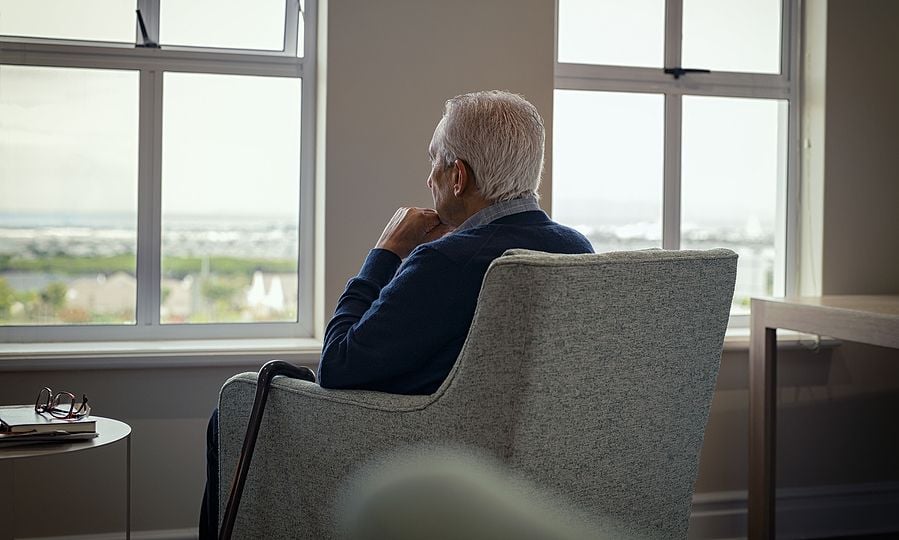 Πίσω από τις φωτεινές βιτρίνες, το σκοτάδι στα σπίτια των ηλικιωμένων (VID)