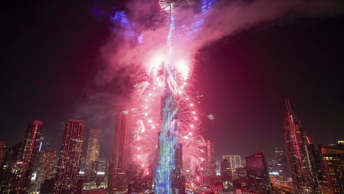 Πρωτοχρονιά: Η υφήλιος αποχαιρετά το 2025 με βεγγαλικά και παγωμένες βουτιές