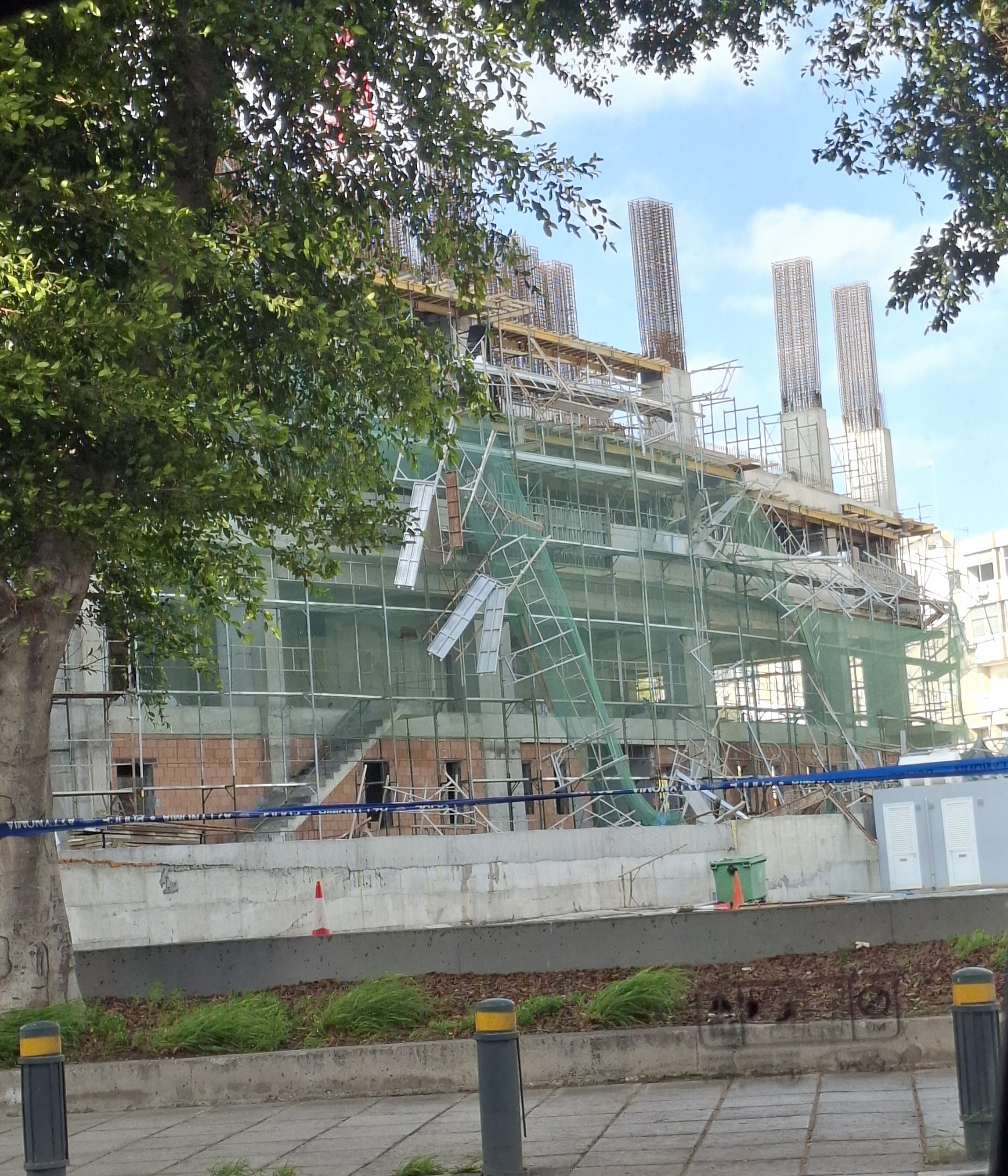 Αναστάτωση στη Λευκωσία: Έπεσαν σκαλωσιές κοντά σε κεντρική οδό (ΦΩΤΟΓΡΑΦΙΕΣ)