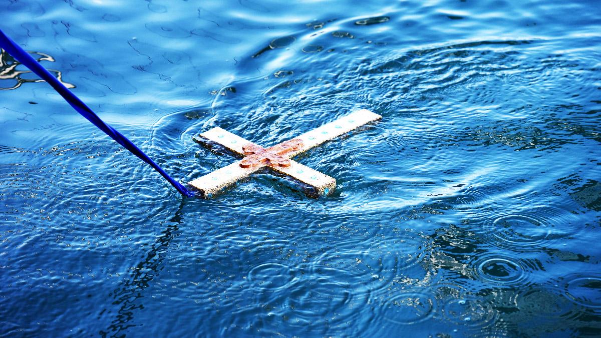 Λεμεσός: Βούτηξε, πήρε τον Σταυρό και εξαφανίστηκε - Έρευνες από Αστυνομία