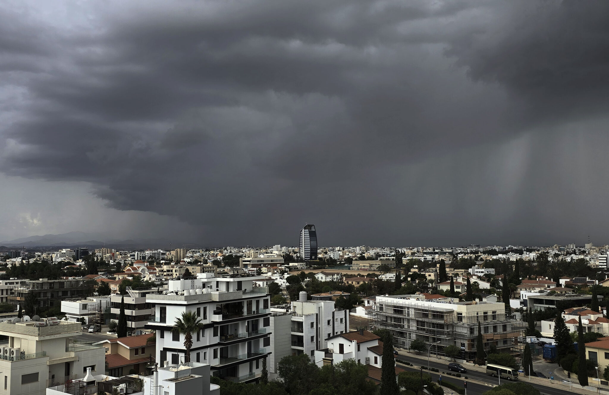 Αναμένονται μεμονωμένες καταιγίδες και σφοδροί άνεμοι τις επόμενες μέρες