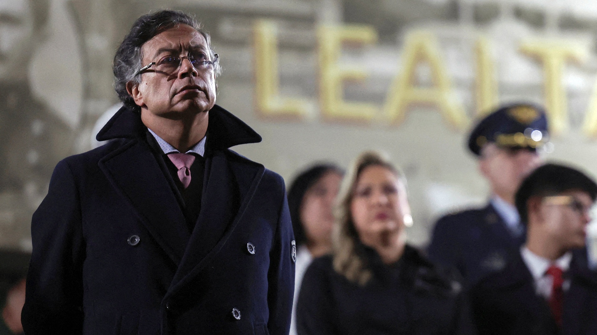 Ο πρόεδρος των ΗΠΑ Τραμπ ανακοινώνει ότι θα υποδεχτεί τον Πρόεδρο Κολομβίας