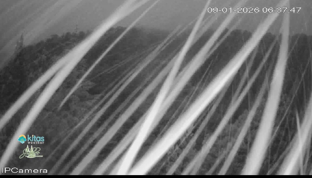 Ντύνεται στα λευκά το Τρόοδος- Εικόνα από τη χιονόπτωση