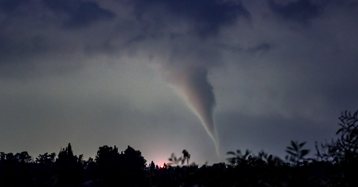 Πρόβλεψη για ισχυρά καιρικά φαινόμενα - «Δεν αποκλείονται ανεμοστρόβιλοι»