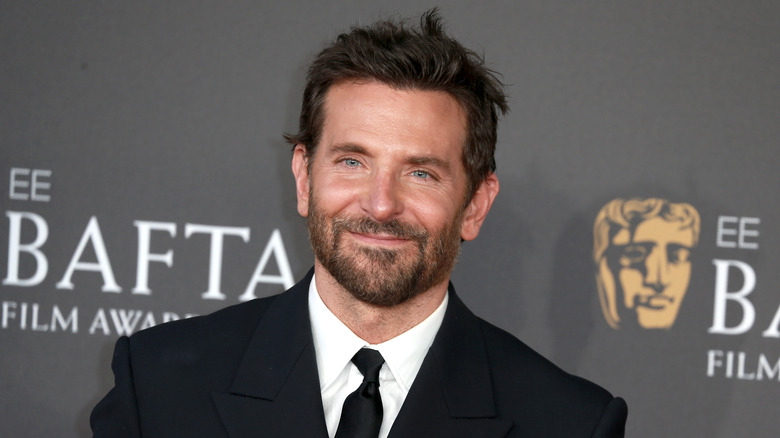Bradley Cooper: Aπαντά στις φήμες για πλαστικές επεμβάσεις