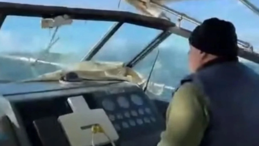 Σκιάθος: Καπετάνιος αψηφά τους ανέμους και τη θάλασσα για να μεταφέρει βρέφος