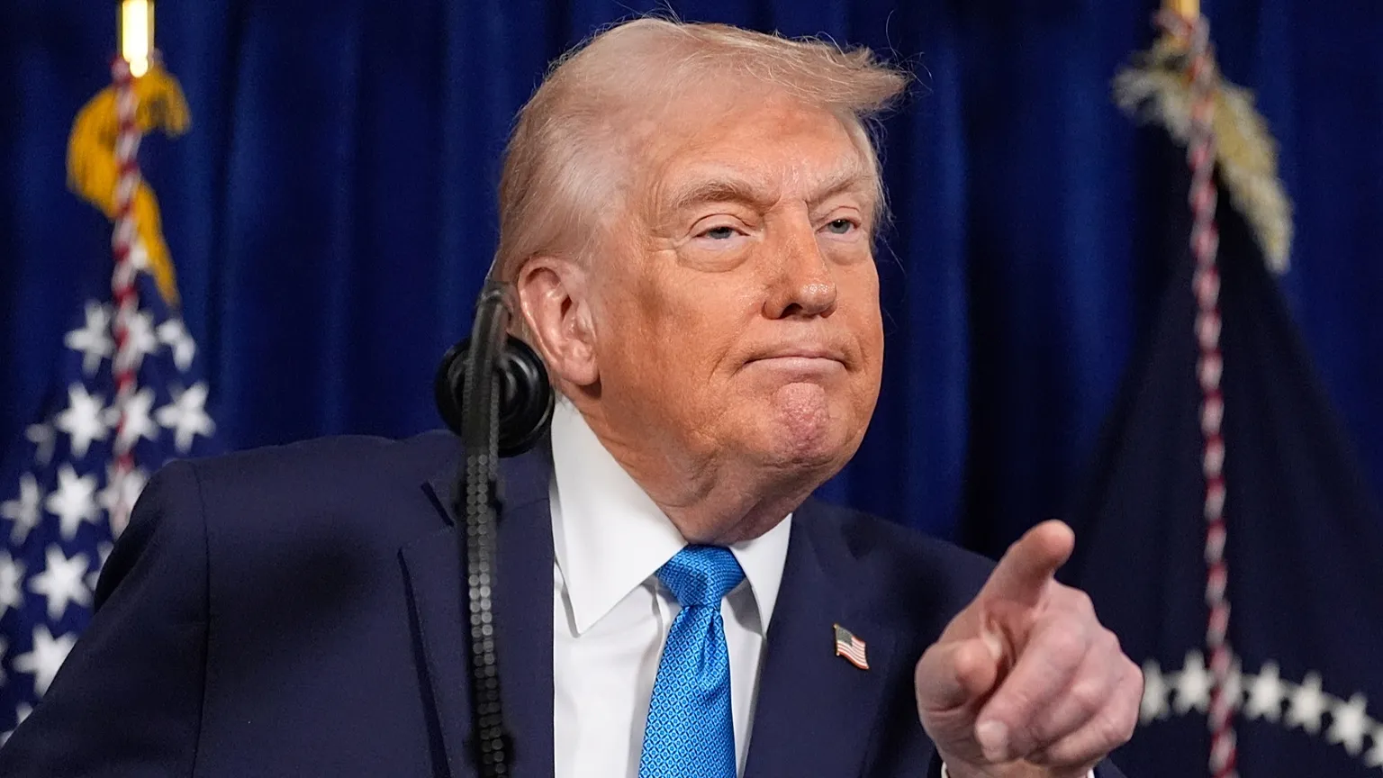 Πρόεδρος Τραμπ: Απειλεί την ομοσπονδιακή κεντρική τράπεζα με διώξεις