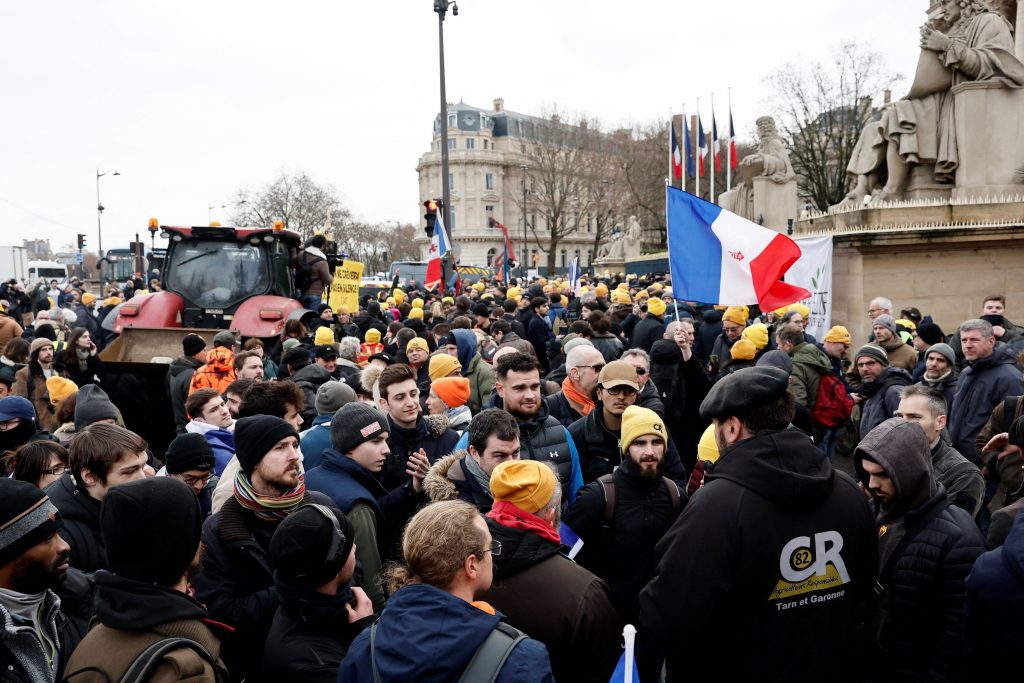 French Farmers Protest EU-Mercosur Deal with Tractors in Paris