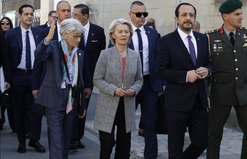 Συμβολικό μήνυμα επανένωσης ΠτΔ-Φον Ντερ Λάινεν από Πράσινη Γραμμή (ΒΙΝΤΕΟ)