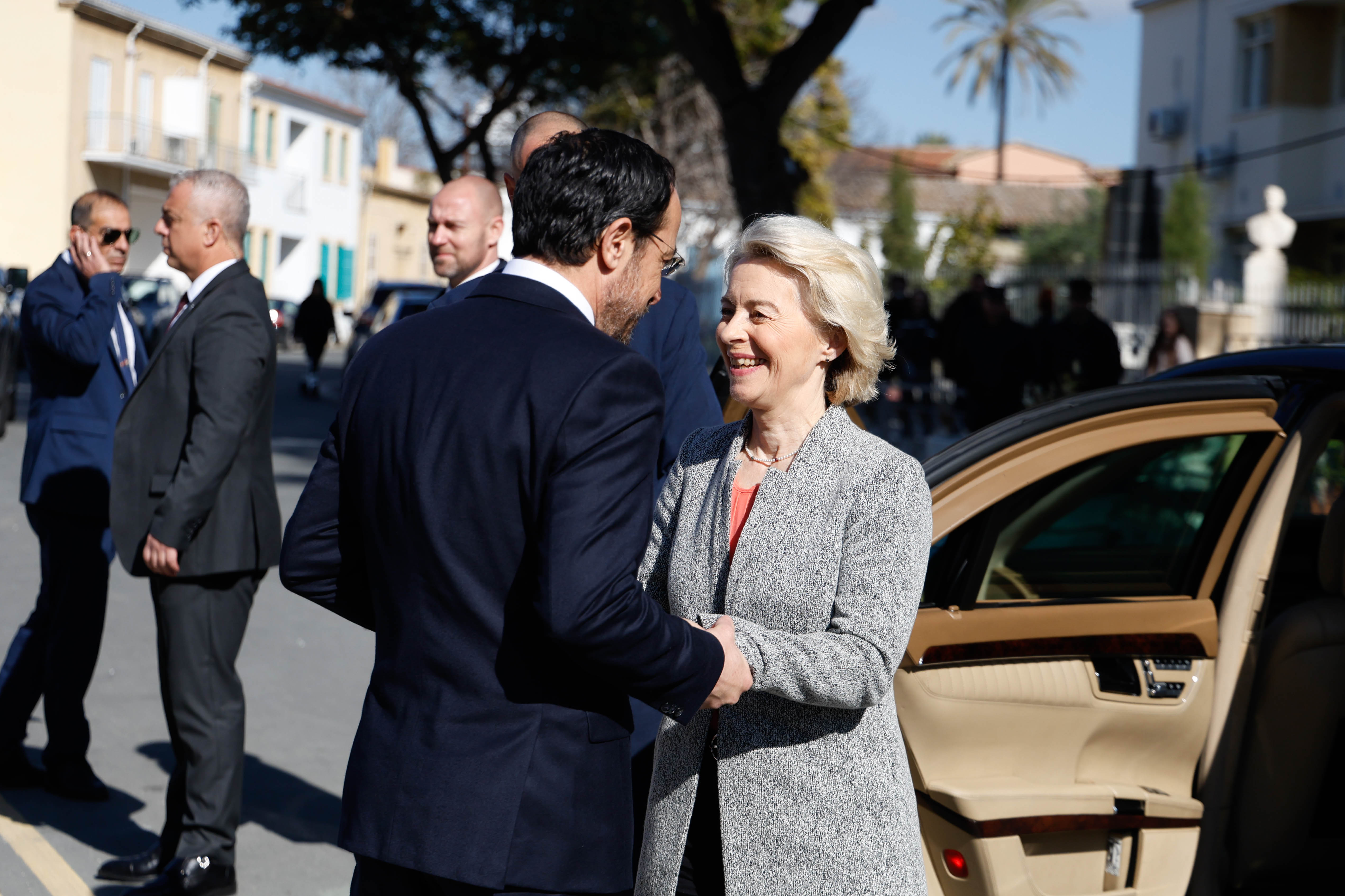 Φον ντερ Λάιεν σε ΠτΔ: Μαζί θα πλοηγήσουμε σε ταραγμένα πολιτικά ύδατα