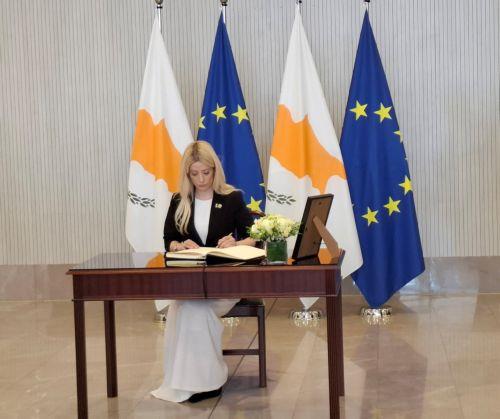 «Δυσαναπλήρωτο κενό» άφησε ο Γ.Βασιλείου έγραψε η ΠτΒ στο βιβλίο συλλυπητηρίων