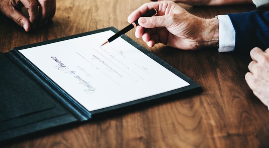 Ο βραχνάς των δημοσίων συμβάσεων – Το κόστος δισεκατομμυρίων και η ταλαιπωρία