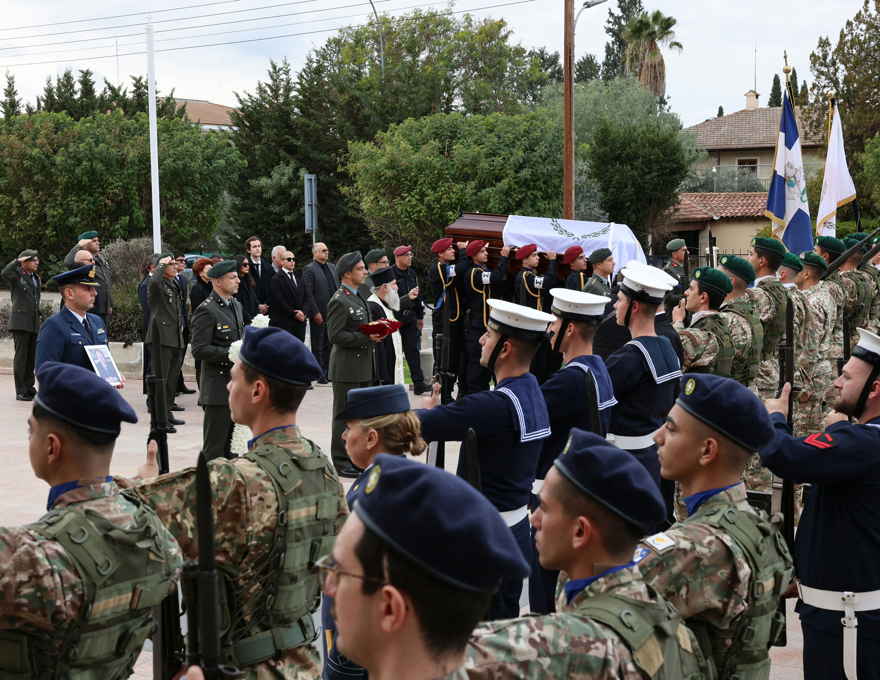 Πολιτικοί, φίλοι, συνεργάτες αποχαιρετούν τον Γ.Βασιλείου