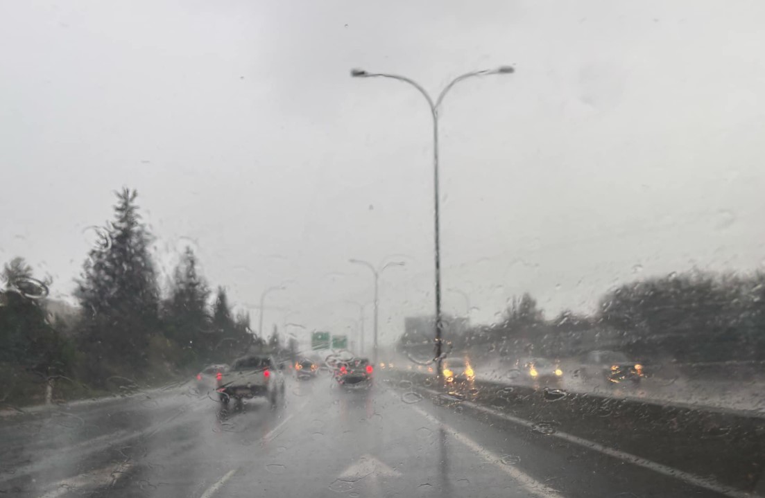 Οδηγοί προσοχή: Χαμηλή ορατότητα λόγω έντονων βροχών σε αυτοκινητόδρομο