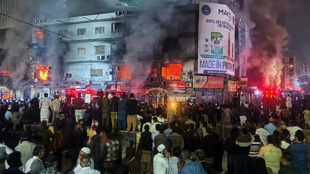 Πακιστάν: 21 νεκροί ο νεότερος απολογισμός από πυρκαγιά σε εμπορικό κέντρο