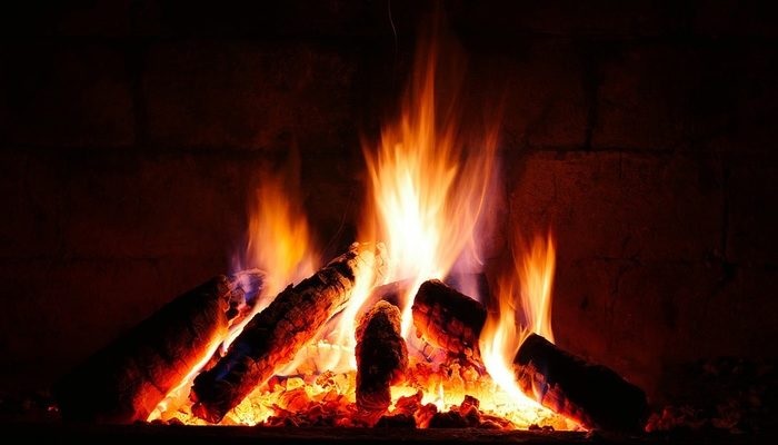 Δύο πυρκαγιές σε σπίτια από το τζάκι - Σήμανε συναγερμός στην Πυροσβεστική