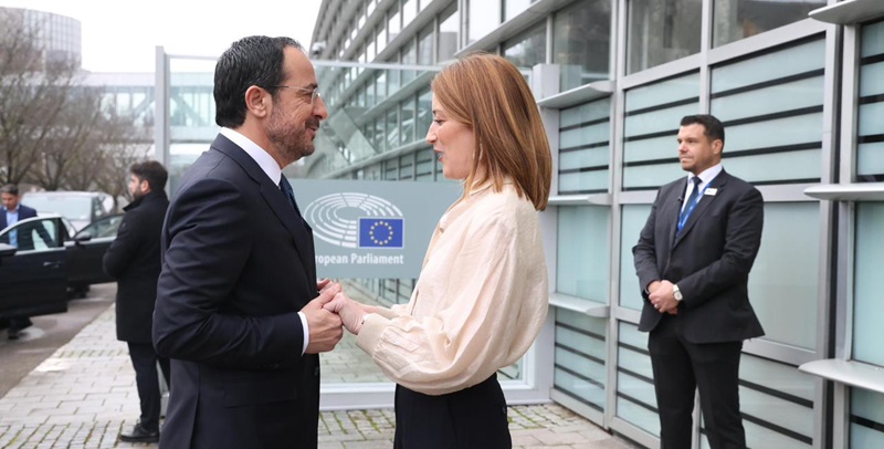 Με τον Εθνικό Ύμνο η υποδοχή ΠτΔ στο Ευρωπαϊκό Κοινοβούλιο- Ζωντανά η ομιλία