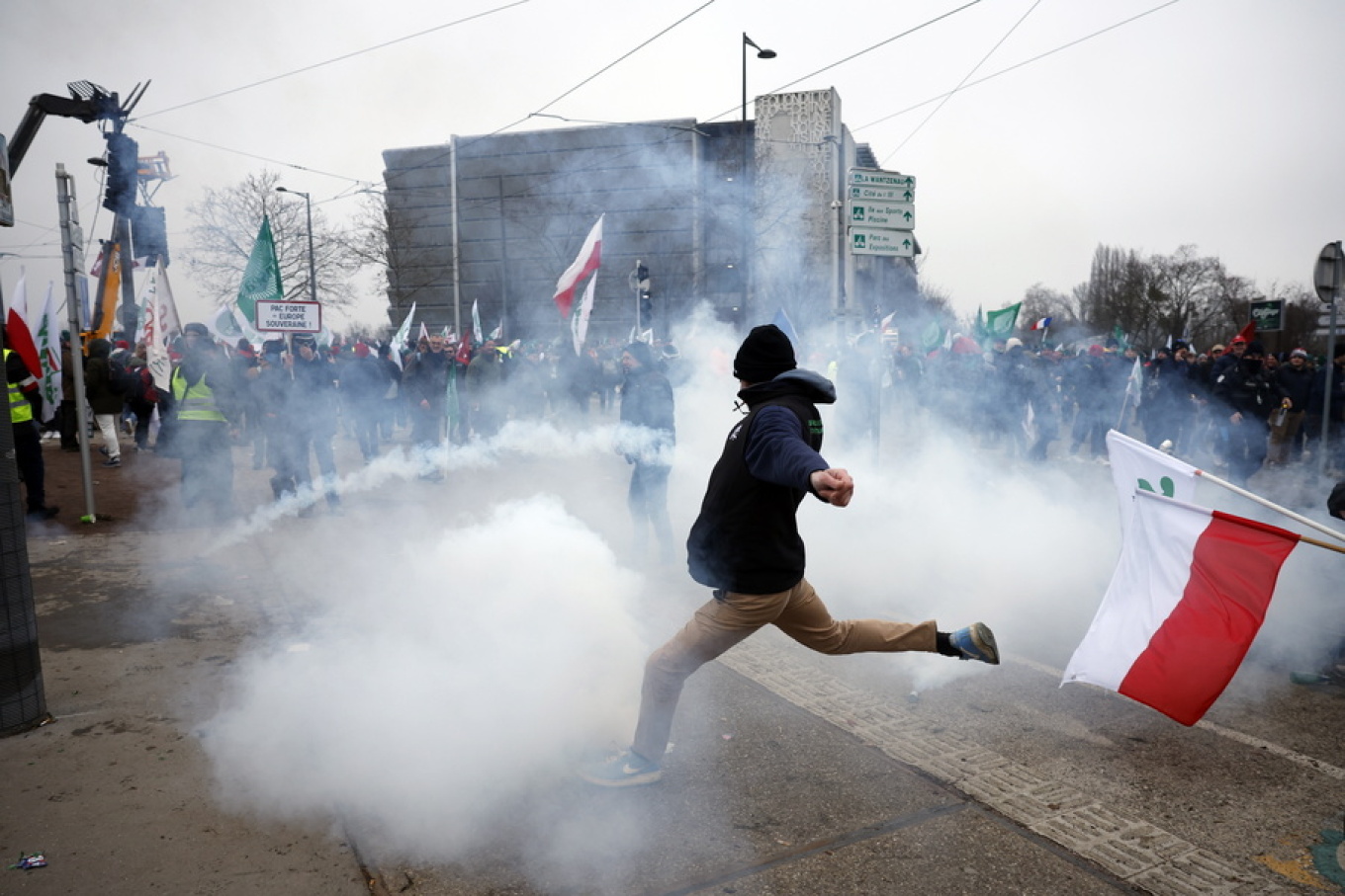 Διαδήλωση αγροτών έξω από το Ευρωπαϊκό Κοινοβούλιο για τη συμφωνία ΕΕ-Mercosur