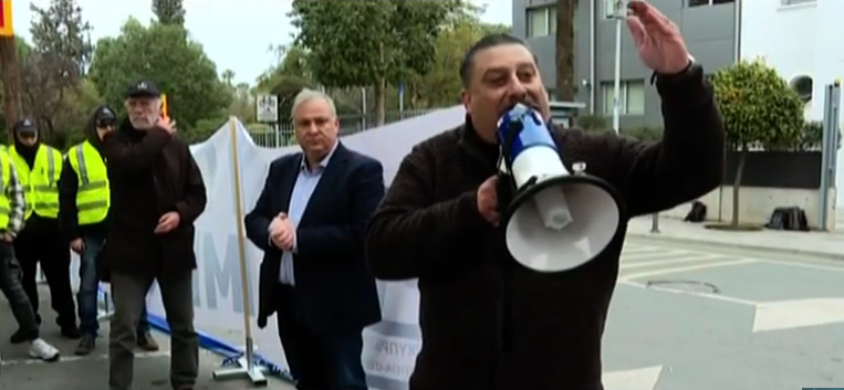 Έξω από τη Βουλή η ΙΣΟΤΗΤΑ: «Δεν μπαίνουμε στα σπίτια μας για το οργανωμένο»