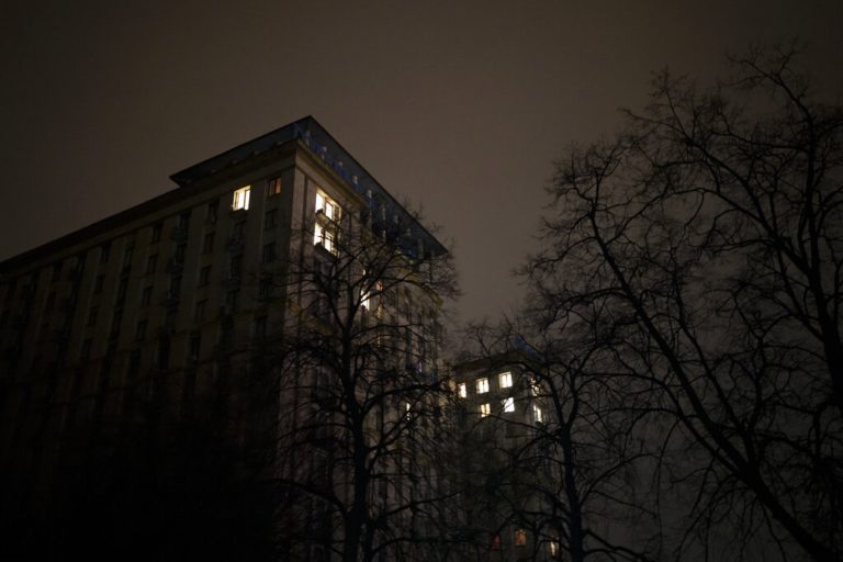 Ουκρανία: Σχεδόν το 60% του Κιέβου παραμένει χωρίς ηλεκτρικό ρεύμα