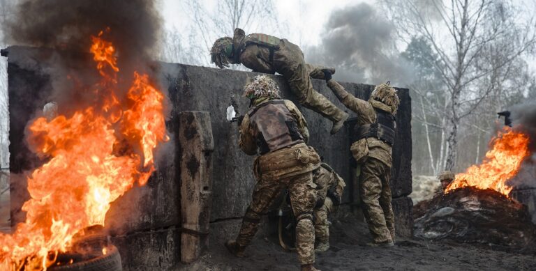 &Tau;&rho;ά&mu;&pi;: &Tau;&omicron; &Omicron;&upsilon;&kappa;&rho;&alpha;&nu;&iota;&kappa;ό &epsilon;ί&nu;&alpha;&iota; &zeta;ή&tau;&eta;&mu;&alpha; &tau;&eta;&sigmaf; &Epsilon;&Epsilon; &kappa;&alpha;&iota; &tau;&omicron;&upsilon; &Nu;&Alpha;&Tau;&Omicron; - Ό&chi;&iota; &delta;&iota;&kappa;ό &mu;&alpha;&sigmaf;