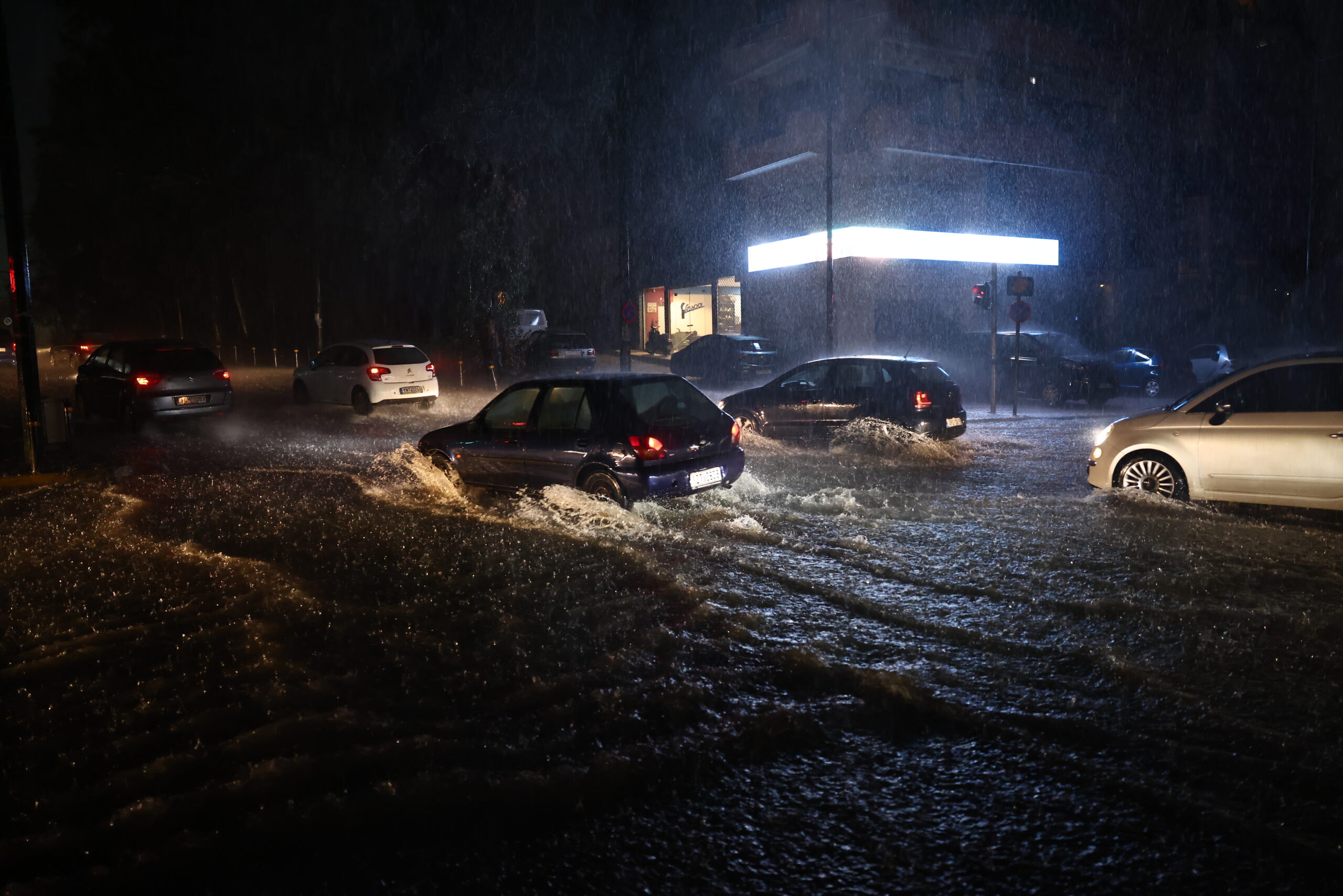 &Epsilon;&lambda;&lambda;ά&delta;&alpha;: &Sigma;&alpha;&rho;ώ&nu;&epsilon;&iota; &eta; &kappa;&alpha;&kappa;&omicron;&kappa;&alpha;&iota;&rho;ί&alpha; &tau;&eta;&nu; &chi;ώ&rho;&alpha;, &phi;&omicron;ύ&sigma;&kappa;&omega;&sigma;&alpha;&nu; &pi;&omicron;&tau;ά&mu;&iota;&alpha; - &Beta;ί&nu;&tau;&epsilon;&omicron;
