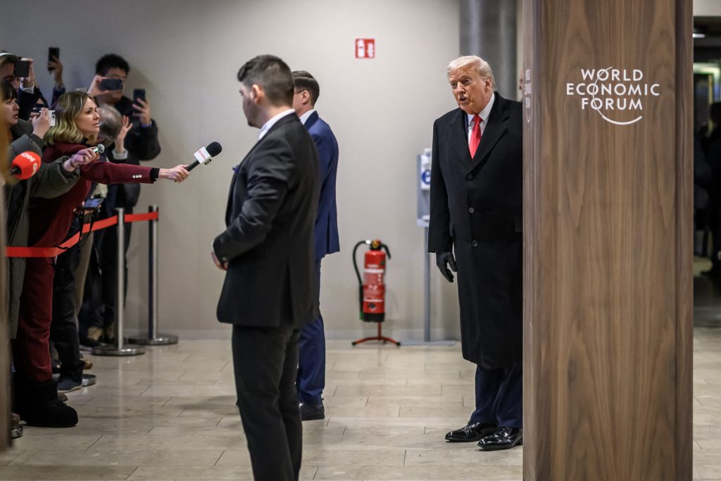 &Omicron; &Tau;&rho;&alpha;&mu;&pi; &pi;&alpha;&rho;&omicron;&upsilon;&sigma;&iota;ά&zeta;&epsilon;&iota; &tau;&omicron; &laquo;&Sigma;&upsilon;&mu;&beta;&omicron;ύ&lambda;&iota;&omicron; &Epsilon;&iota;&rho;ή&nu;&eta;&sigmaf;&raquo; &tau;&omicron;&upsilon; &sigma;&tau;&omicron; &Nu;&tau;&alpha;&beta;ό&sigmaf;