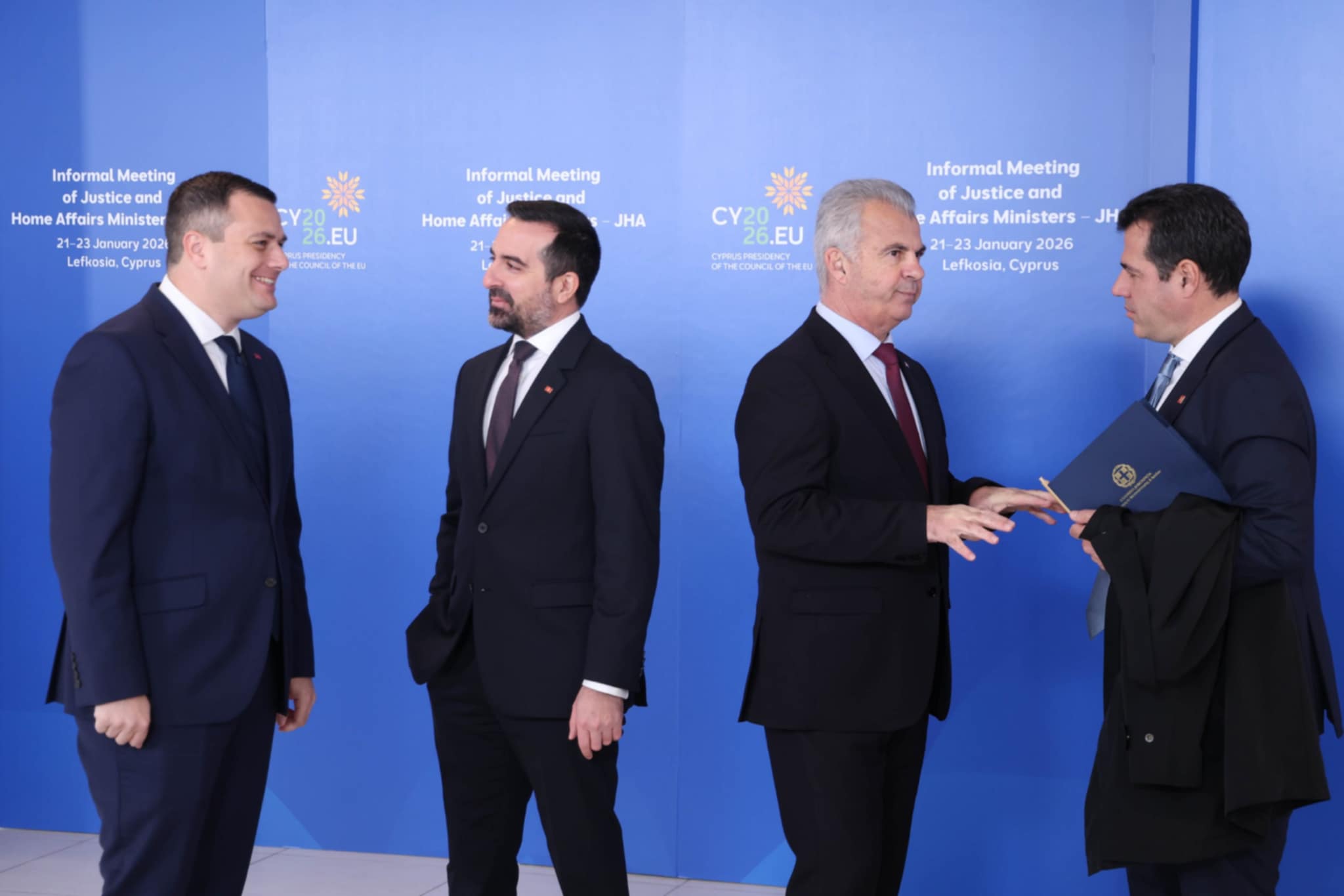 &Iota;&omega;&alpha;&nu;&nu;ί&delta;&eta;&sigmaf;-&Phi;&upsilon;&tau;&iota;&rho;ή&sigmaf; &upsilon;&pi;&omicron;&delta;έ&chi;&omicron;&nu;&tau;&alpha;&iota; &Epsilon;&upsilon;&rho;&omega;&pi;&alpha;ί&omicron;&upsilon;&sigmaf; &gamma;&iota;&alpha; &Mu;&epsilon;&tau;&alpha;&nu;&alpha;&sigma;&tau;&epsilon;&upsilon;&tau;&iota;&kappa;ό-&Alpha;&nu;&alpha;&phi;&omicron;&rho;έ&sigmaf; &sigma;&epsilon; &kappa;&alpha;&tau;&omicron;&chi;ή