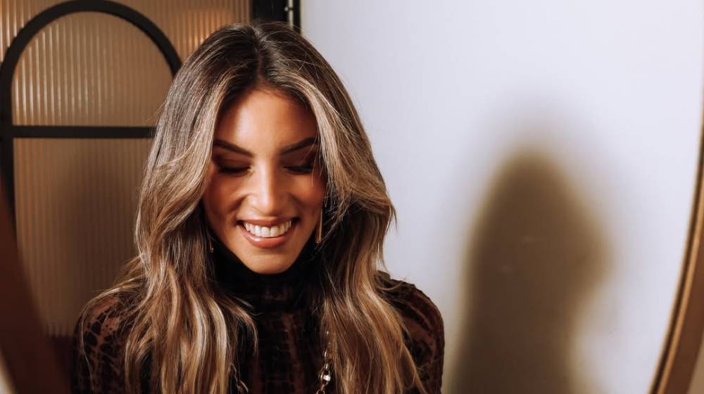 &Alpha;&theta;&eta;&nu;ά &Omicron;&iota;&kappa;&omicron;&nu;&omicron;&mu;ά&kappa;&omicron;&upsilon;: &Sigma;&tau;&eta;&nu; &Kappa;ύ&pi;&rho;&omicron; &gamma;&iota;&alpha; &tau;&eta; Madame Figaro