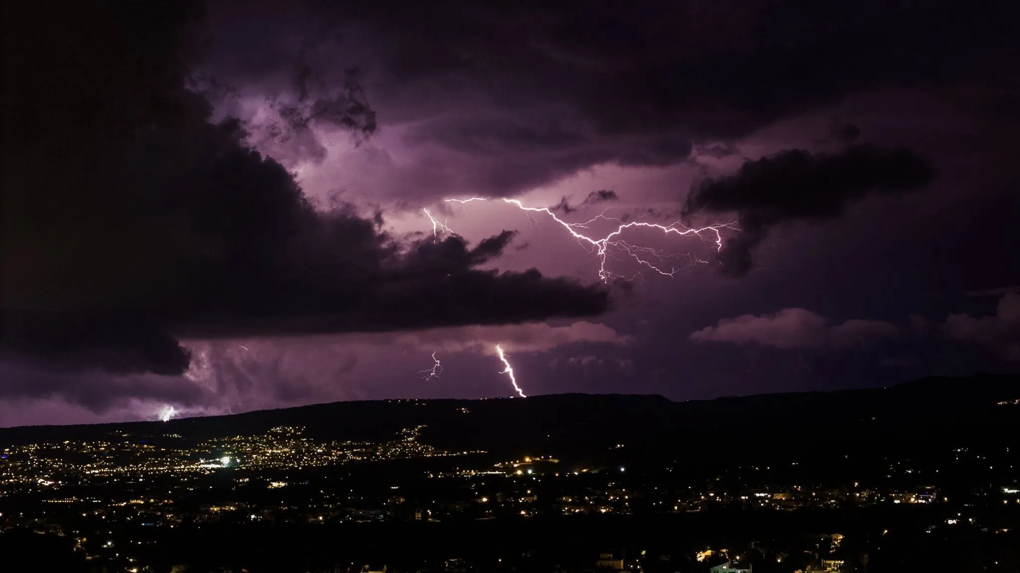 &Kappa;&alpha;&tau;&alpha;&iota;&gamma;ί&delta;&epsilon;&sigmaf;, &chi;&alpha;&lambda;ά&zeta;&iota; &kappa;&alpha;&iota; &chi;&iota;ό&nu;&iota;&alpha; &sigma;&tau;&omicron; &laquo;&sigma;&kappa;&eta;&nu;&iota;&kappa;ό&raquo; &tau;&omicron;&upsilon; &kappa;&alpha;&iota;&rho;&omicron;ύ &alpha;&pi;ό&psi;&epsilon;