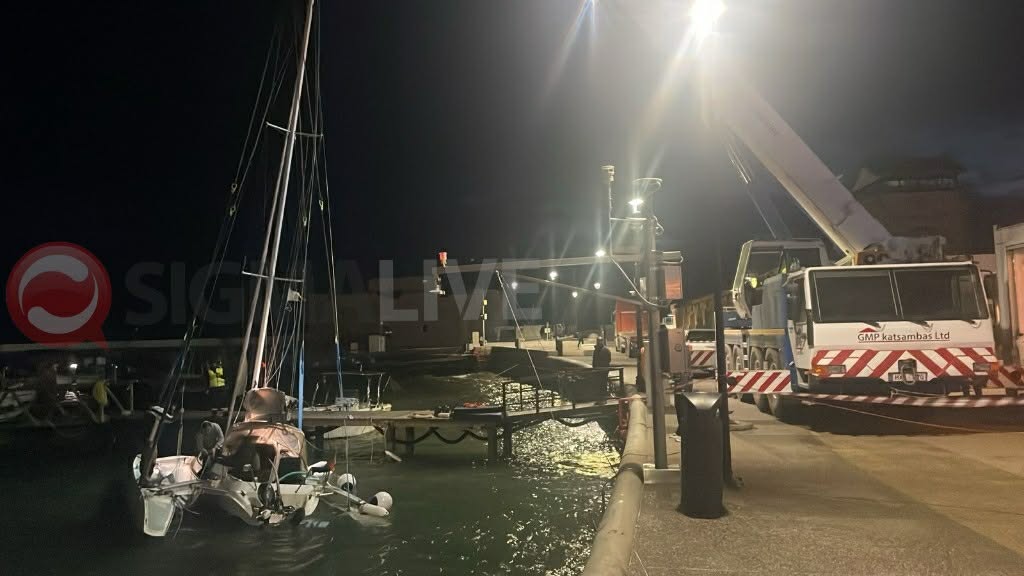 Λιμανάκι Πάφου: Βουλιάζει σκάφος, λόγω ζημιών από έντονη θαλασσοταραχή (ΦΩΤΟ)