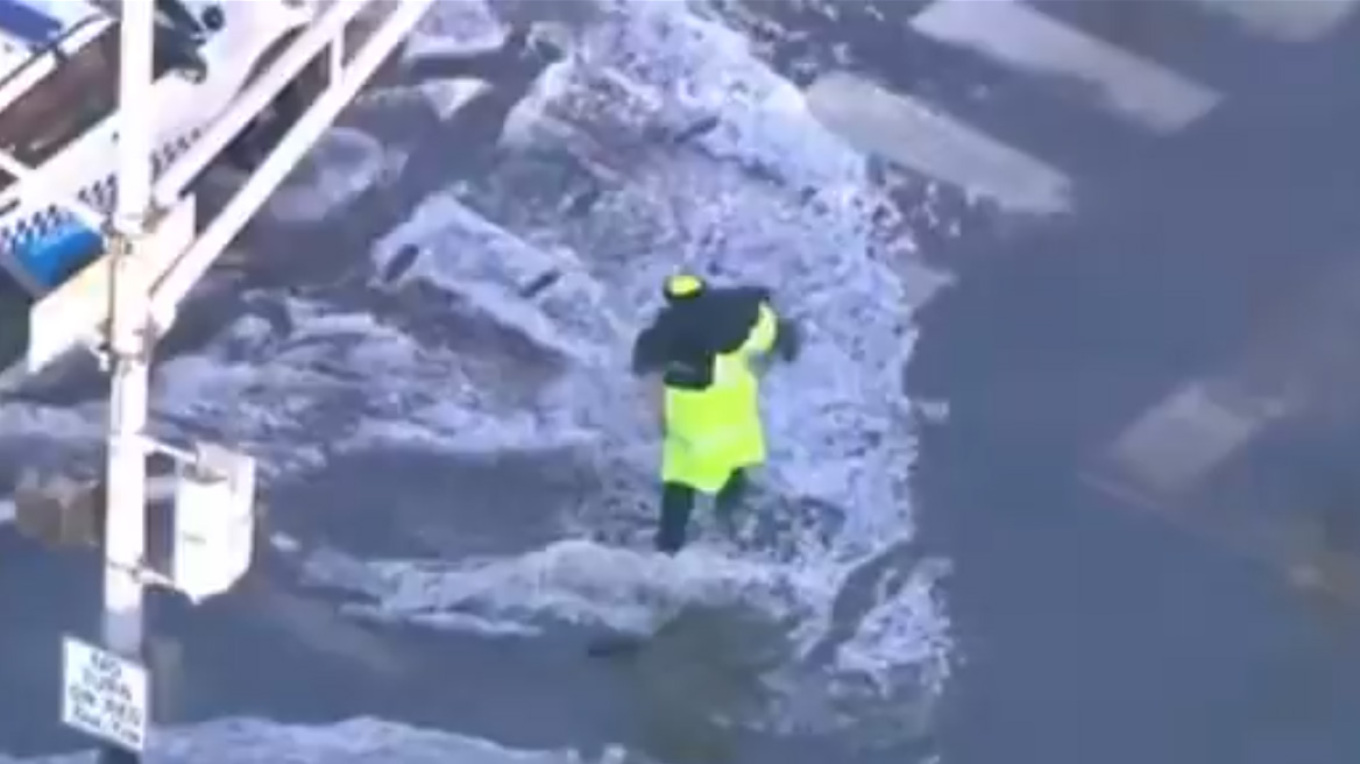 Σχολικός τροχονόμος στο Σικάγο παίρνει μαθητή στην πλάτη για να μην βραχεί/VID