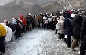 BINTEO: Χιλιάδες τουρίστες παλεύουν για να ανέβουν το χιονισμένο Σινικό Τείχος