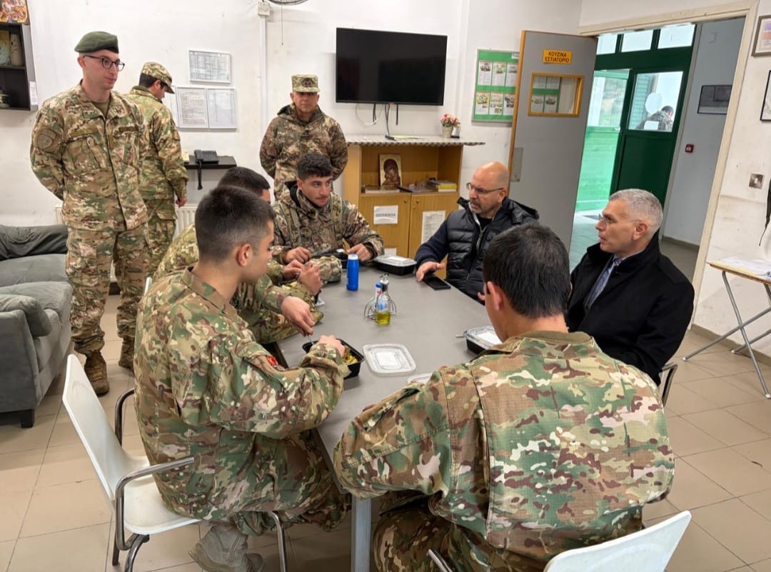 Αιφνιδιαστικός έλεγχος Ελεγκτή σε στρατόπεδο – Συνέφαγε με στρατιώτες (pics)