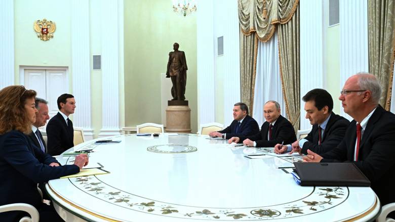 Αμπού Ντάμπι: Σε εξέλιξη οι συνομιλίες Ουκρανίας, Ρωσίας, ΗΠΑ