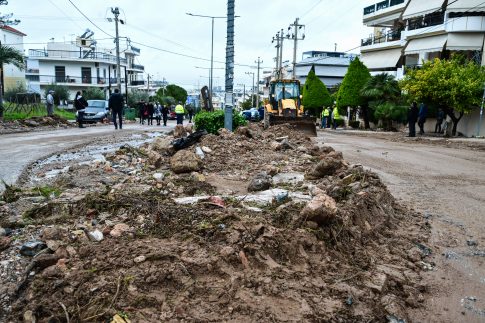 Ινδονησία: Επτά νεκροί και δεκάδες αγνοούμενοι μετά από κατολίσθηση