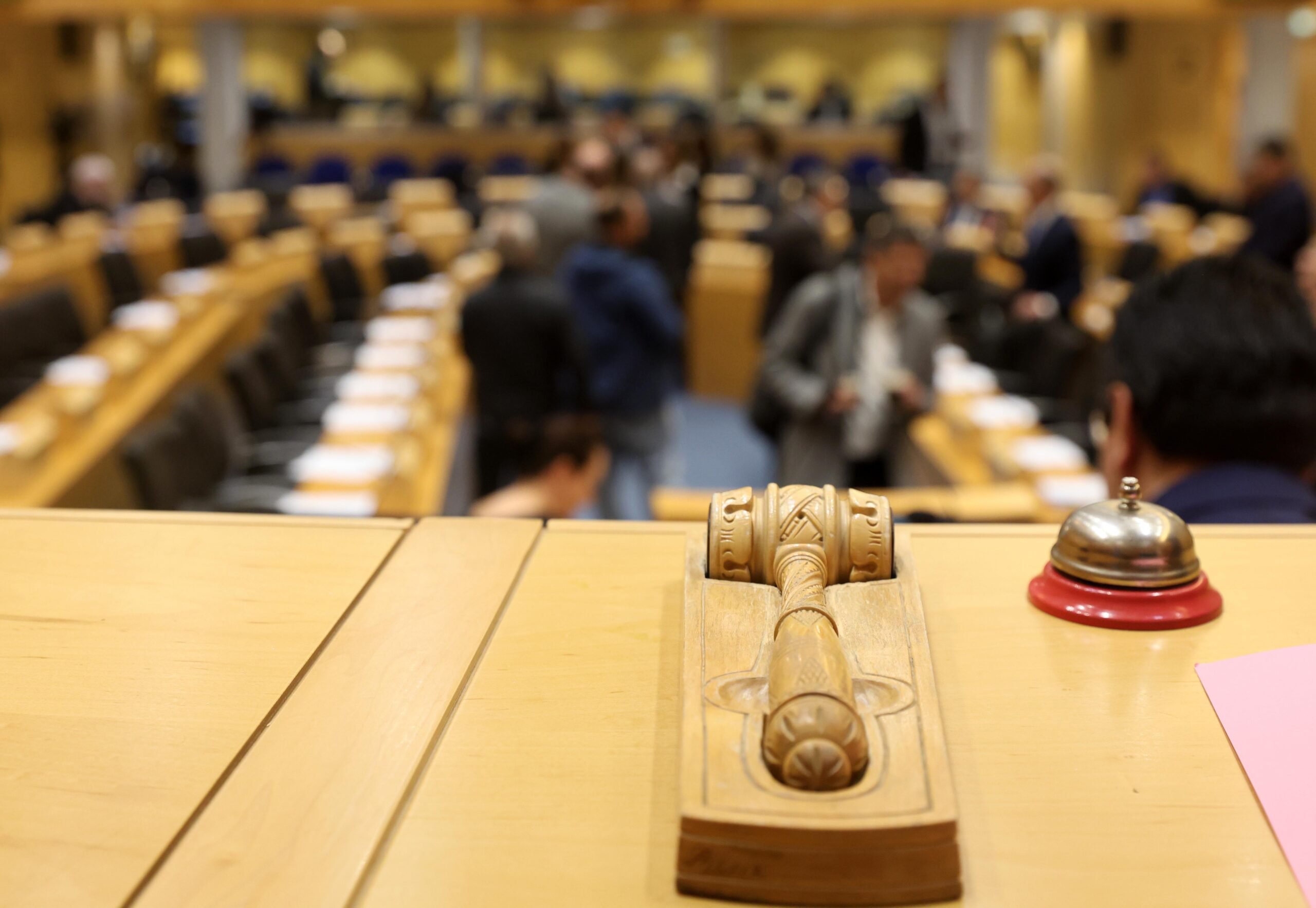 Γεννά σκιές η σχέση δωρητών – κυβέρνησης