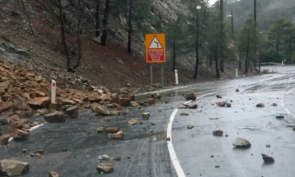 Κατολισθήσεις στον δρόμο Λυθροδόντα – Λευκάρων