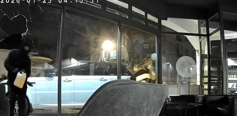 Λεμεσός: Βίντεο από τον εμπρησμό σε εκθεσιακό χώρο πολυτελών οχημάτων