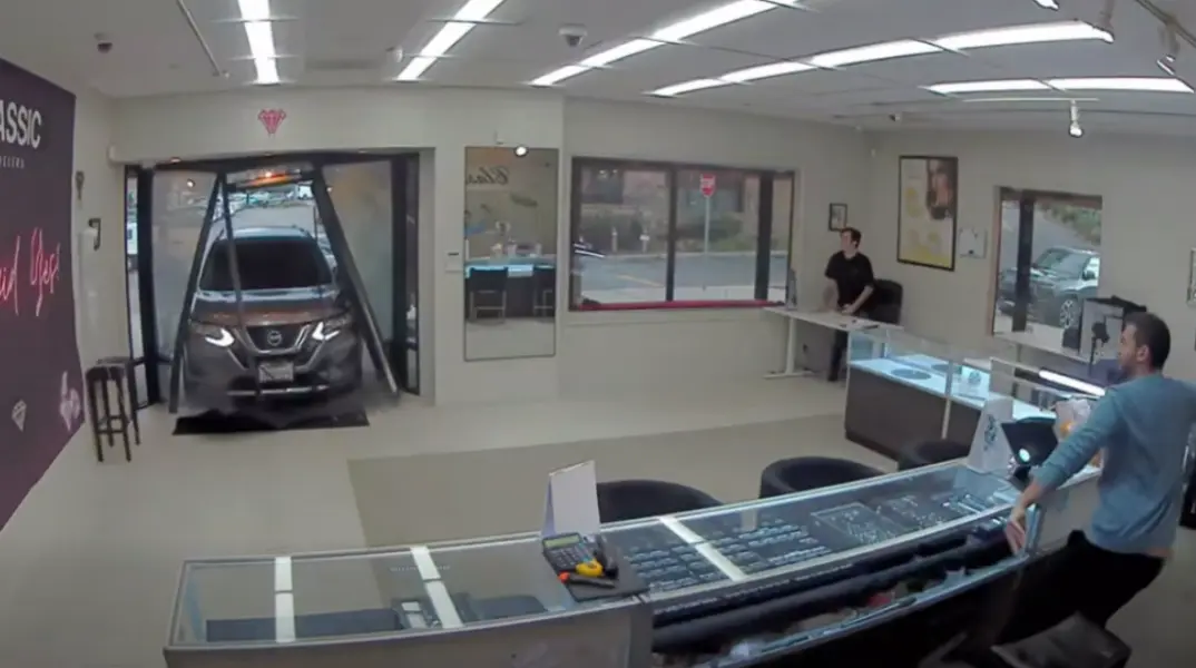 ΗΠΑ: Μπούκαραν με SUV σε κοσμηματοπωλείο - Έφυγαν με $1 εκατ. λεία (ΒΙΝΤΕΟ)